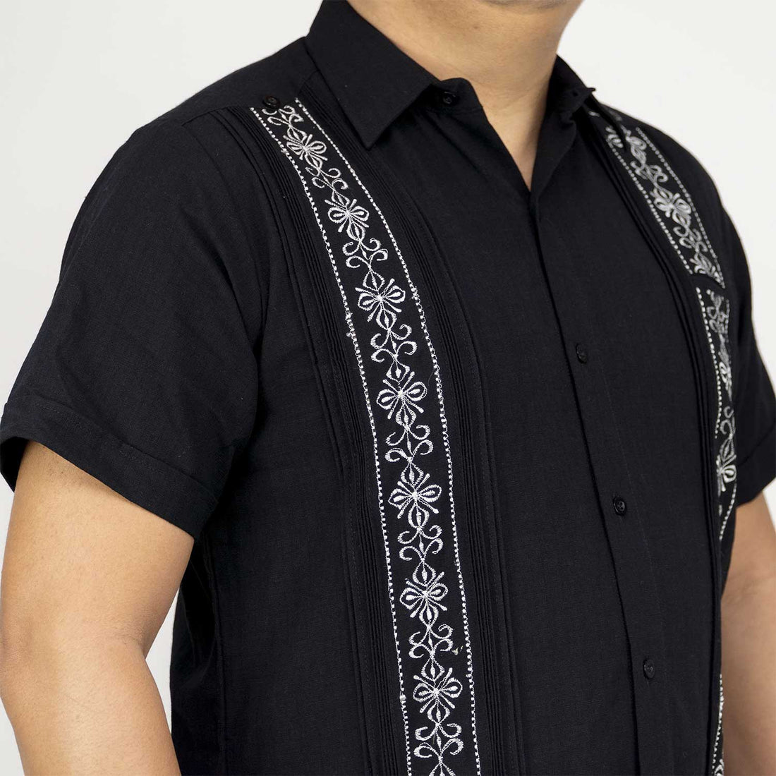 Guayabera Artesanal Negra con bordado