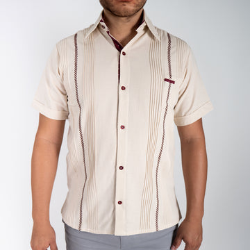 Guayabera beige con vivos vino | Manga corta
