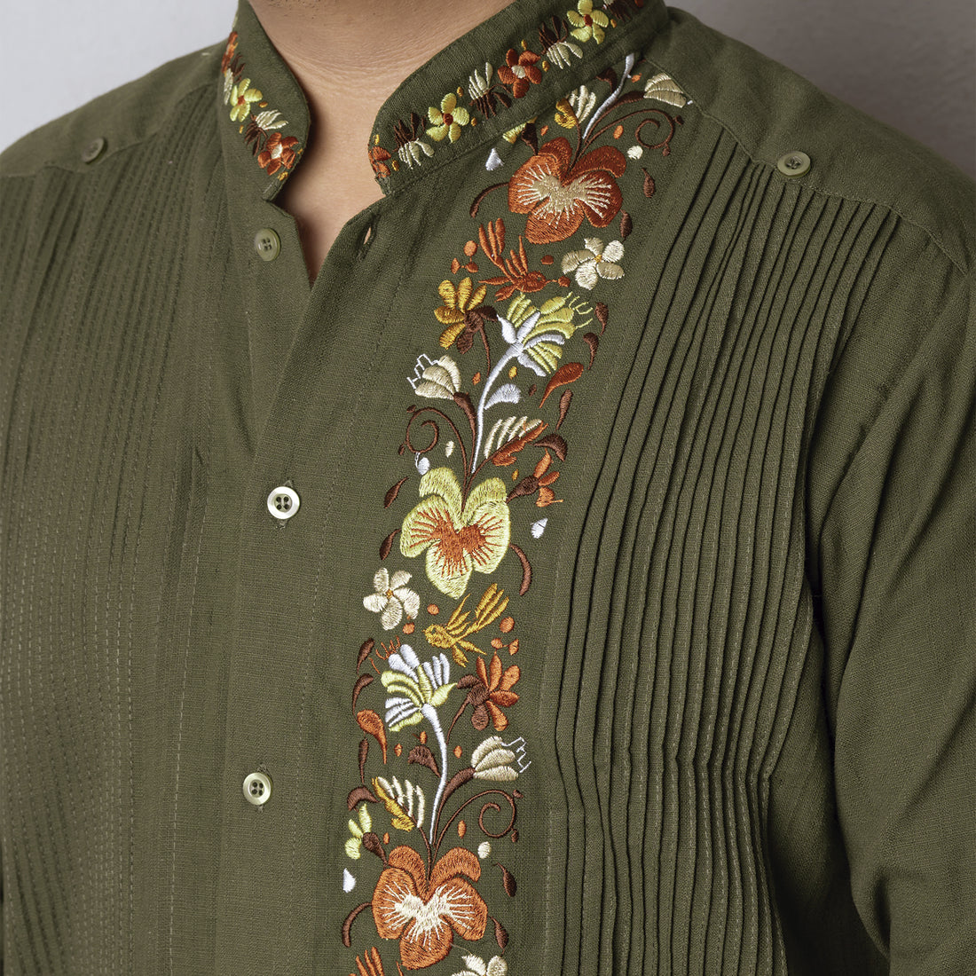 Guayabera Hombre Cuello Mao Bordada Verde Olivo