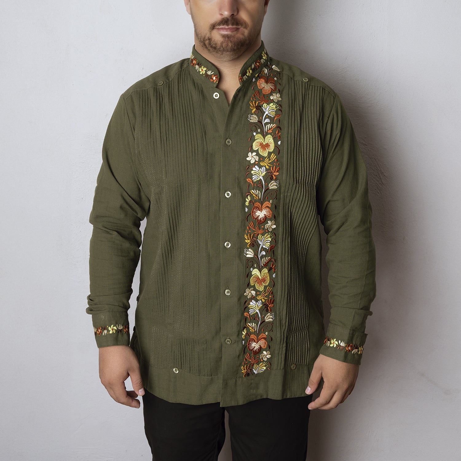 Guayabera Hombre Cuello Mao Bordada Verde Olivo